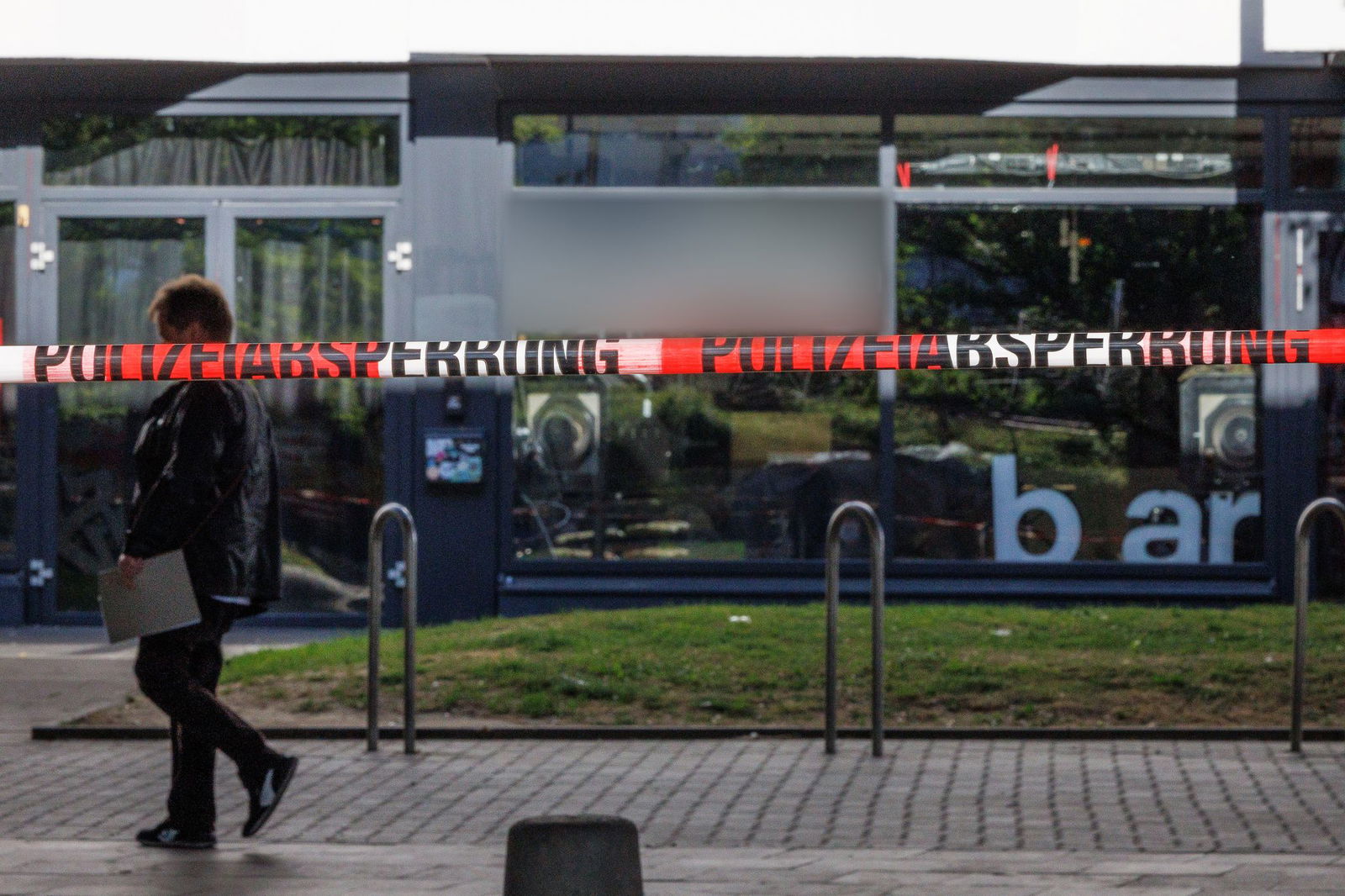 In der Nacht hatten vor eine Bar viele Menschen gefeiert – darunter auch Fußballfans, die den Aufstieg ihrer Mannschaft Arminia Bielefeld in die Zweite Bundesliga bejubelten. 
