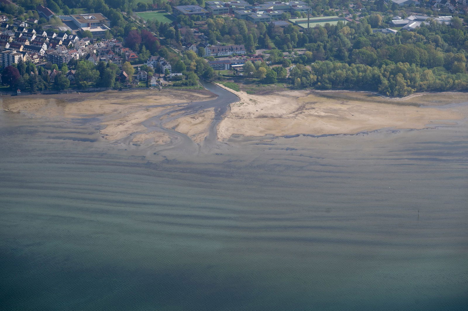 An vielen Gewässern wird das Wasser knapp. Auch im Bodensee ist der Pegel deutlich niedriger als zu dieser Jahreszeit üblich. 