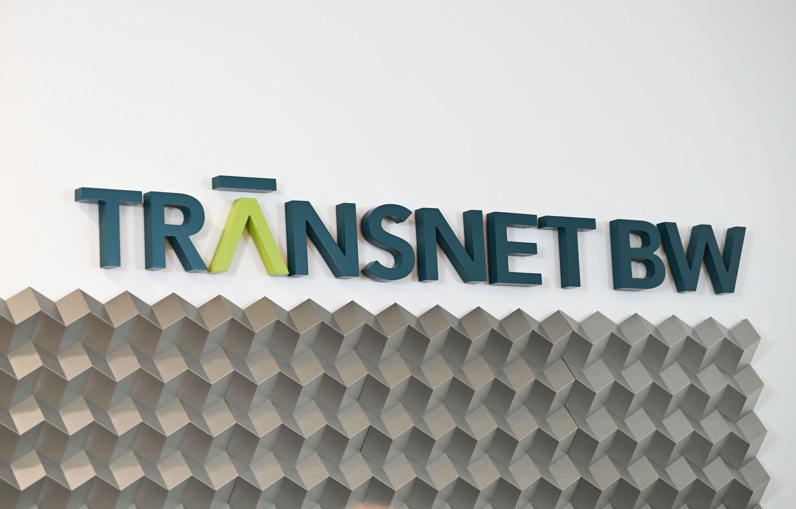 Der Übertragungsnetzbetreiber TransnetBW hat eine Studie zur Versorgungssicherheit und Klimaneutralität erstellt. (Archivbild)