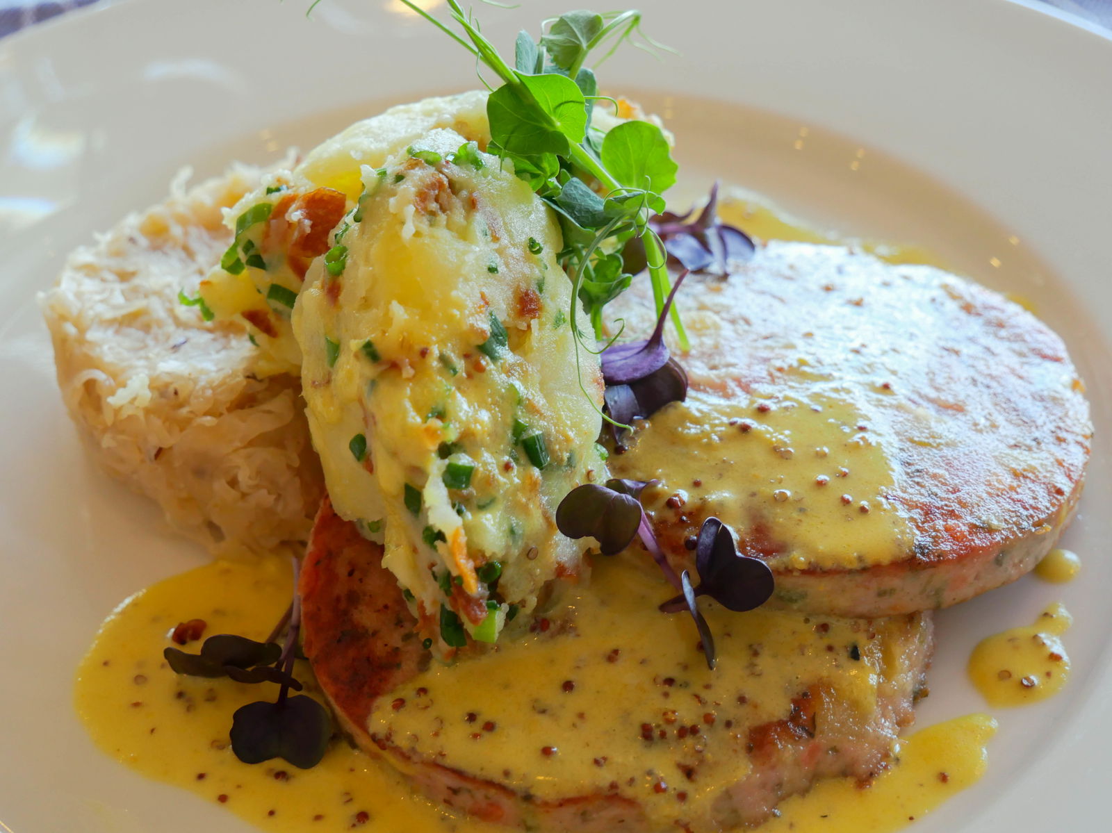 Pfälzer Herzstück auf KartoffelStampf und Rieslingkraut auf leichter Senfjus