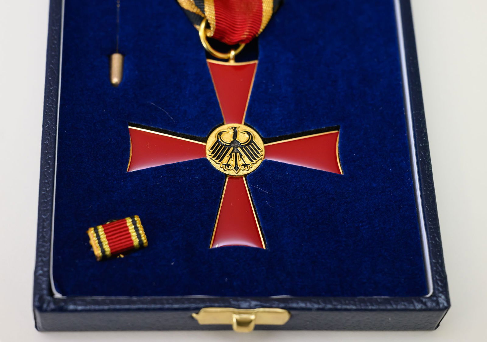 Ein Bundesverdienstkreuz einfach mal kaufen - ein YouTuber hat das geschafft. (Archivbild)