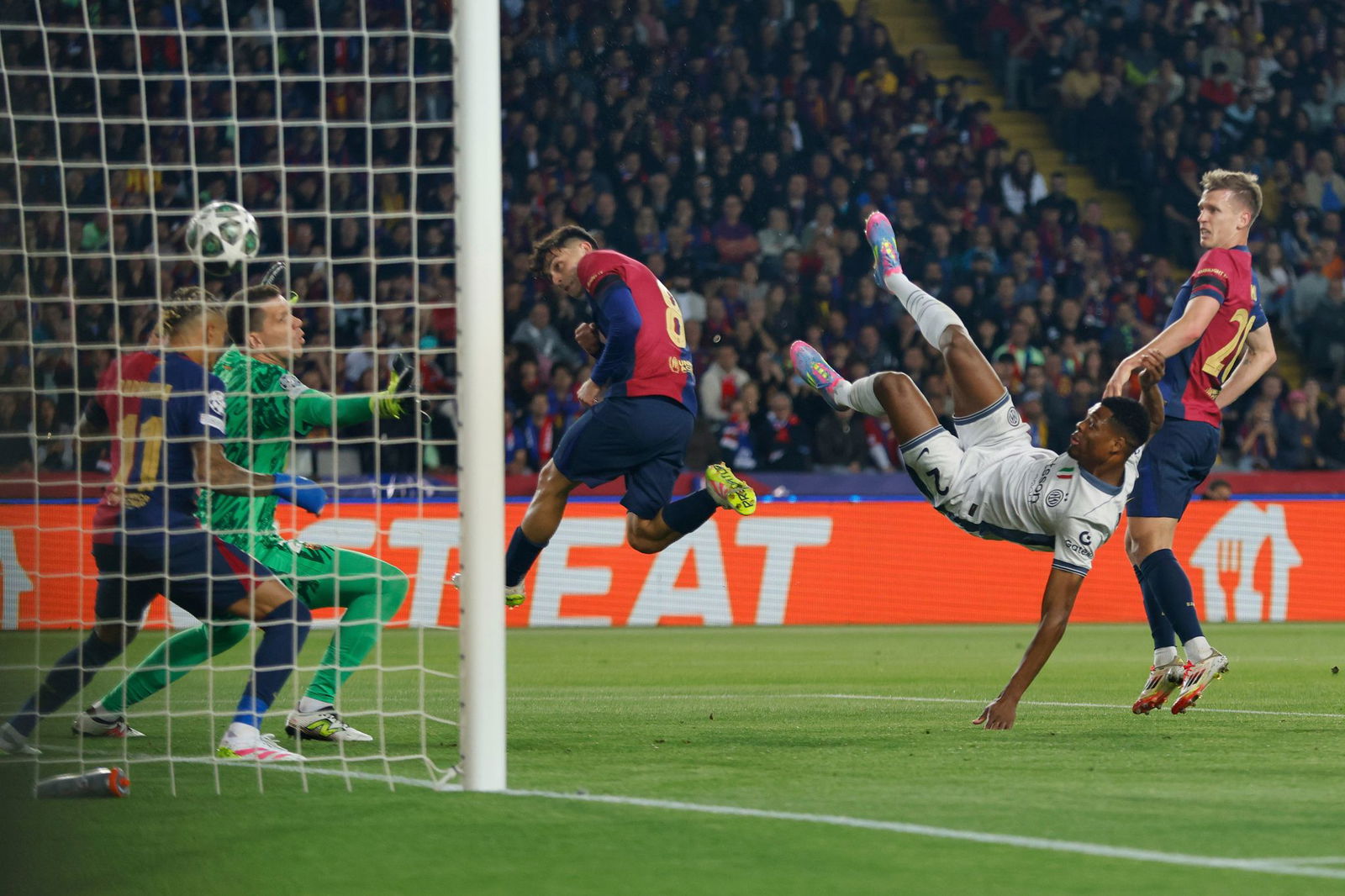 Denzel Dumfries (2.v.r) von Inter Mailand erzielt den zweiten Treffer gegen den FC Barcelona