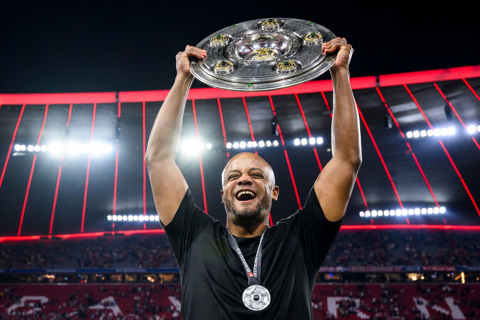 Bayern-Trainer Vincent Kompany mit der Meisterfeier nach dem Gladbach-Spiel.