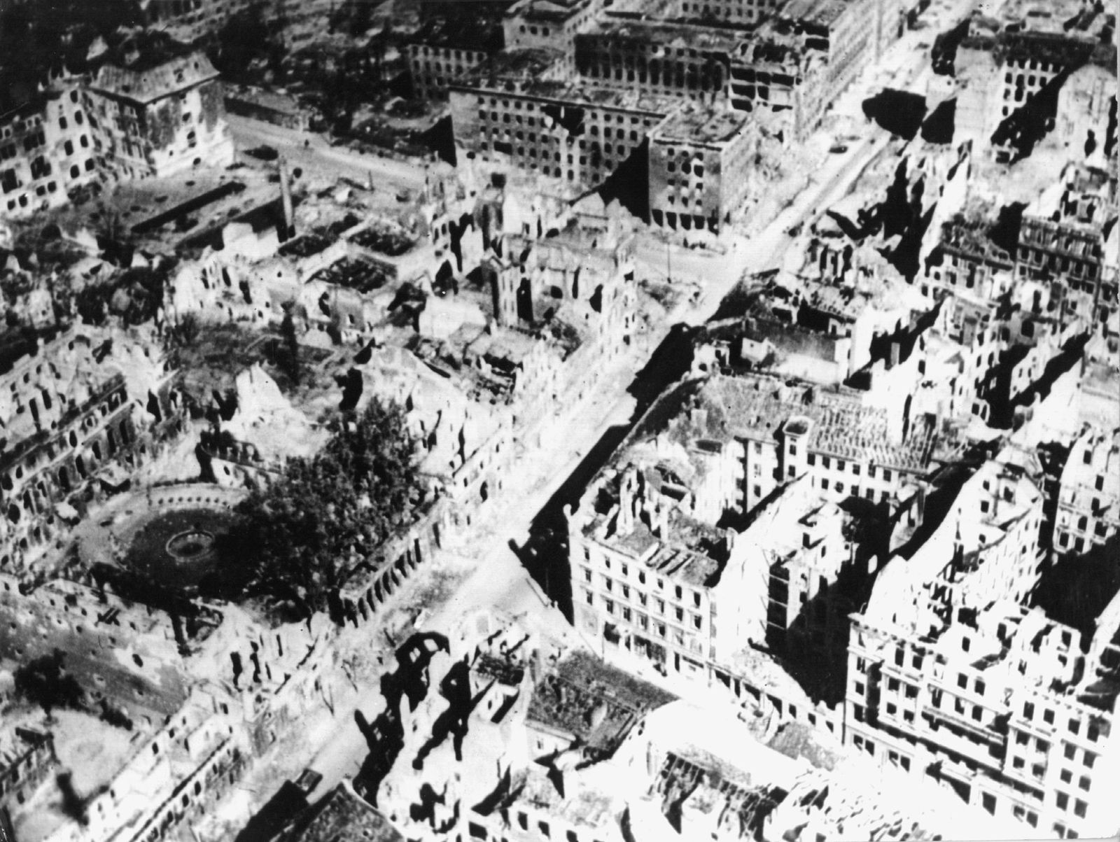 Der vom NS-Staat begonnene Weltkrieg hat nicht nur Berlin in weiten Teilen zerstört. (Archivbild)