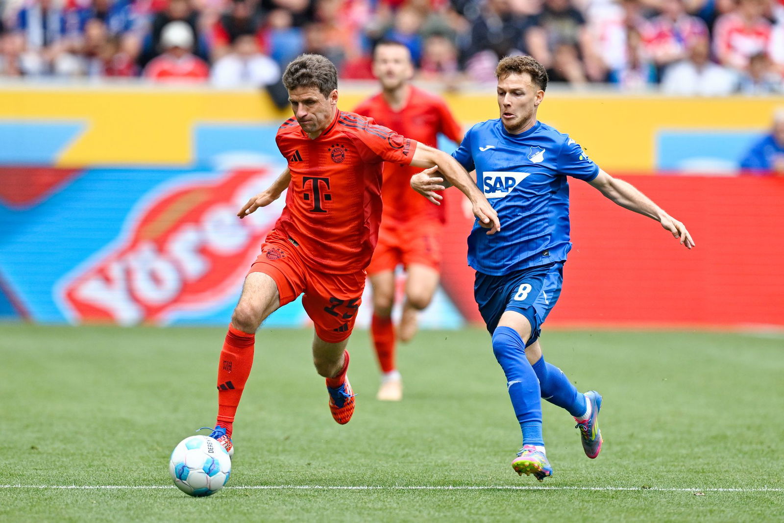 Thomas Müller (l) bei seinem Bundesliga-Abschied.