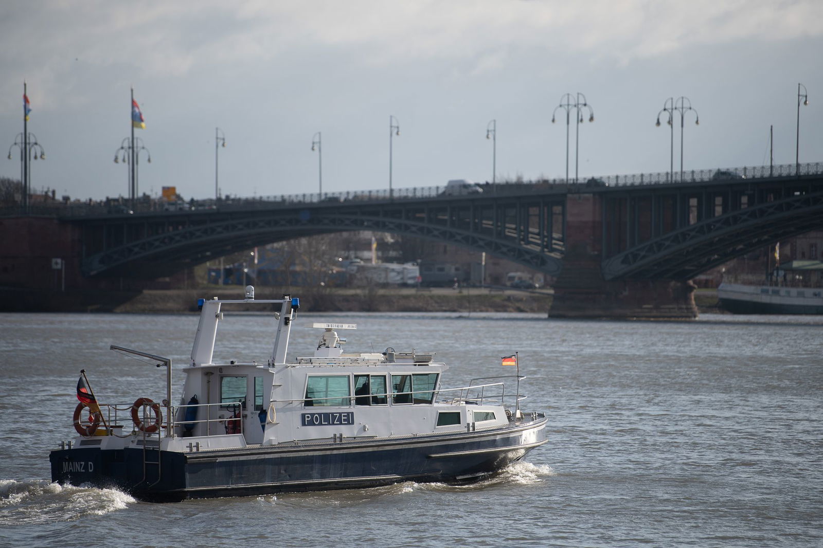 Im Rhein ist Baden verboten. (Symbolbild)