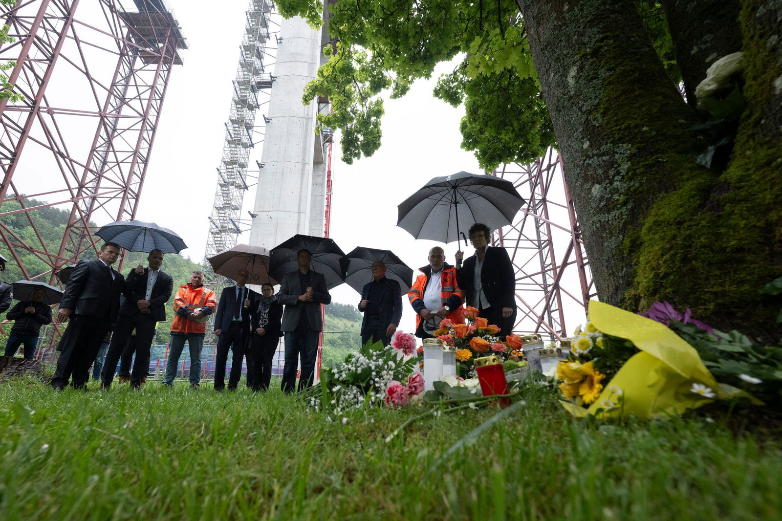 An einem Ort des Gedenkens werden Blumen niedergelegt.