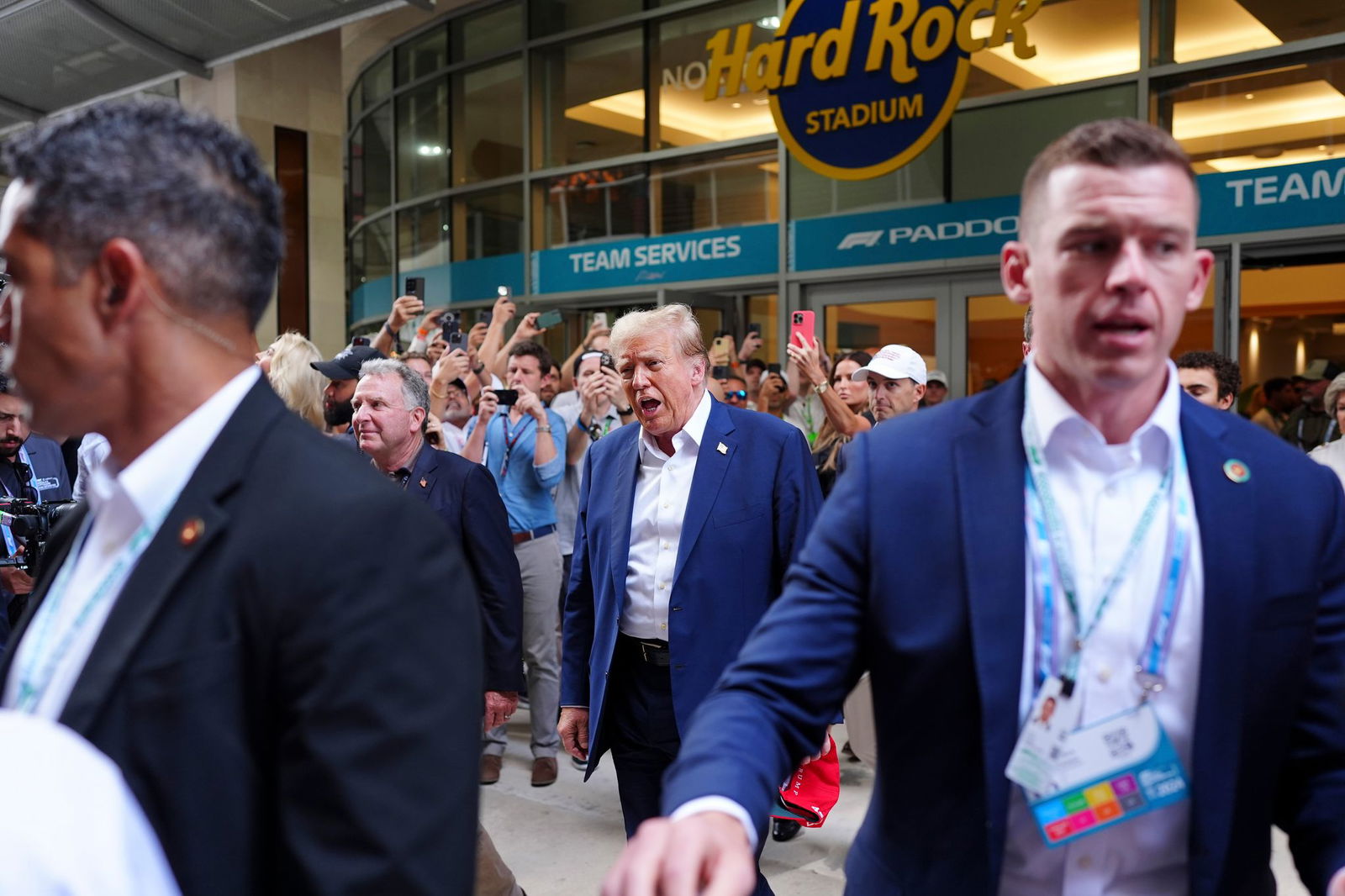 Donald Trump (M) hat es von seinem Anwesen in Florida nicht weit zur Strecke in Miami.