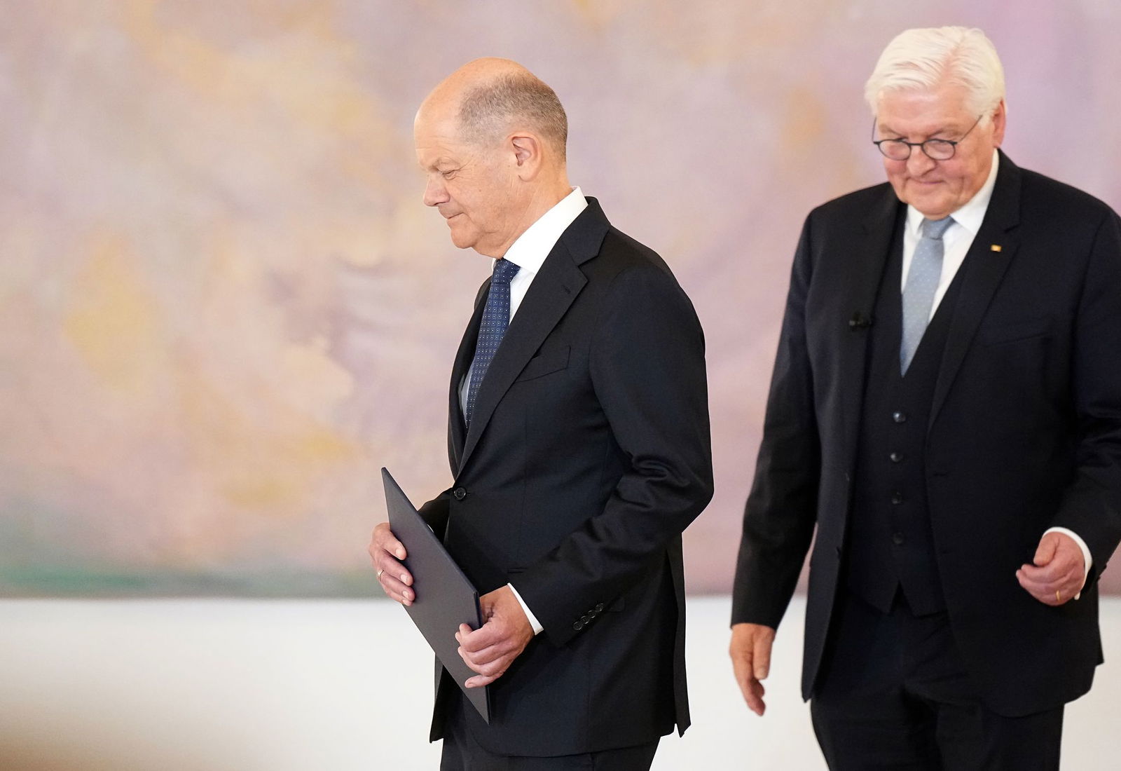 Die Entlassungsurkunde bekam Scholz schon im Schloss Bellevue. Am Dienstag wird wahrscheinlich sein Nachfolger Friedrich Merz dort seine Ernennungsurkunde erhalten.