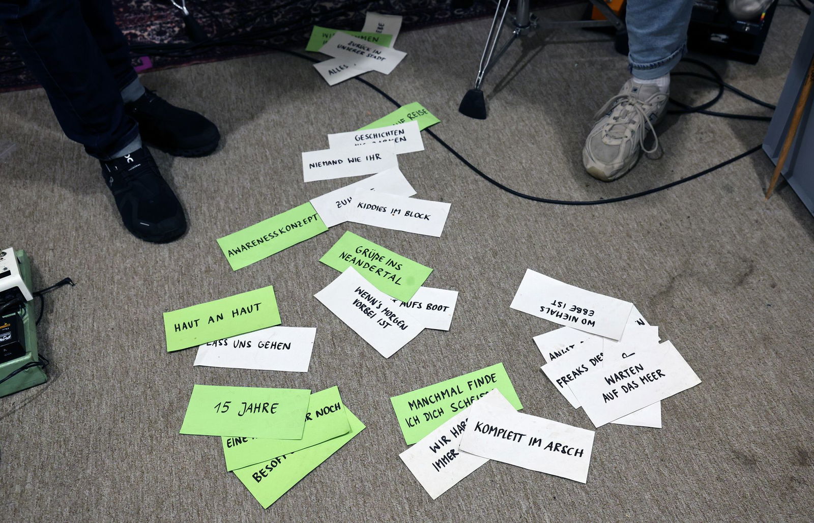 Auf den grünen Karten stehen Liedtitel des neuen Albums, auf den weißen Karten ältere Songs.