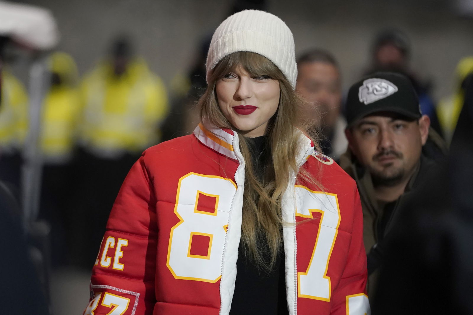 Taylor Swift trägt eine Jacke von Kansas-City-Chiefs-Spieler Travis Kelce, als sie am Samstag, dem 13. Januar 2024, vor dem NFL-Playoff-Spiel zwischen den Chiefs und den Miami Dolphins ankommt.