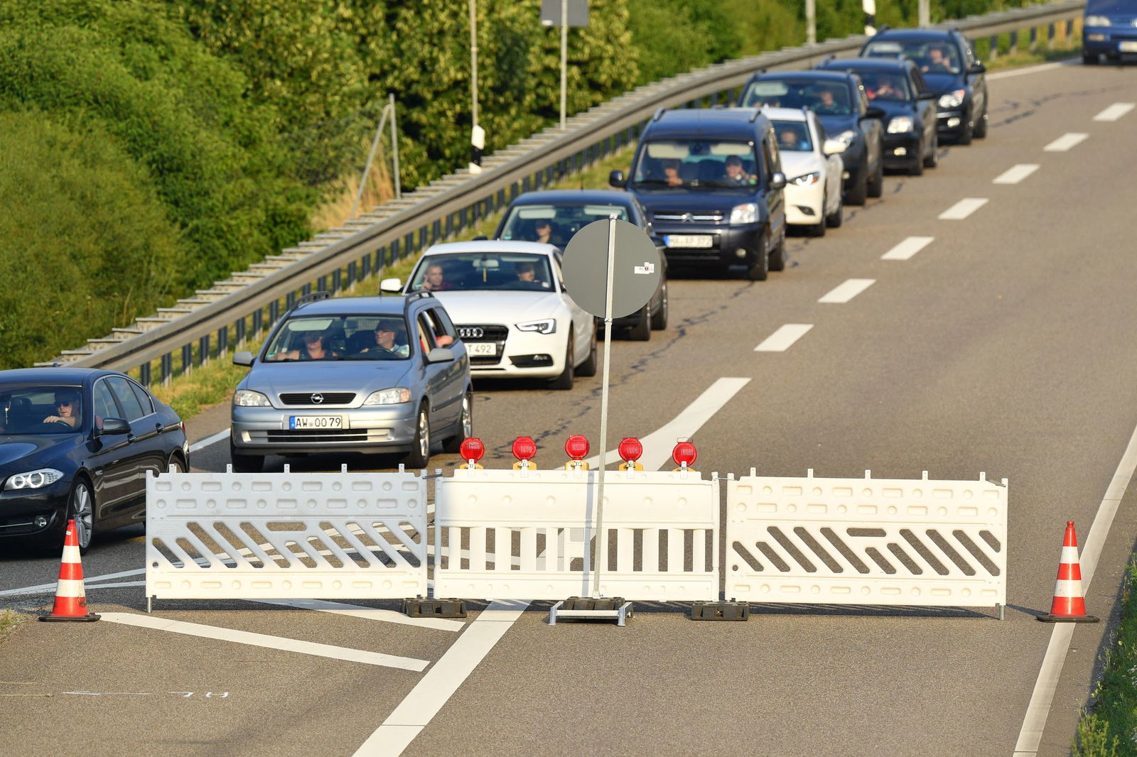 Wegen Arbeiten an einer Brücke wird die Autobahn 6 zwischen den Anschlussstellen Sinsheim-Steinsfurt und Bad Rappenau gesperrt. (Archivbild)