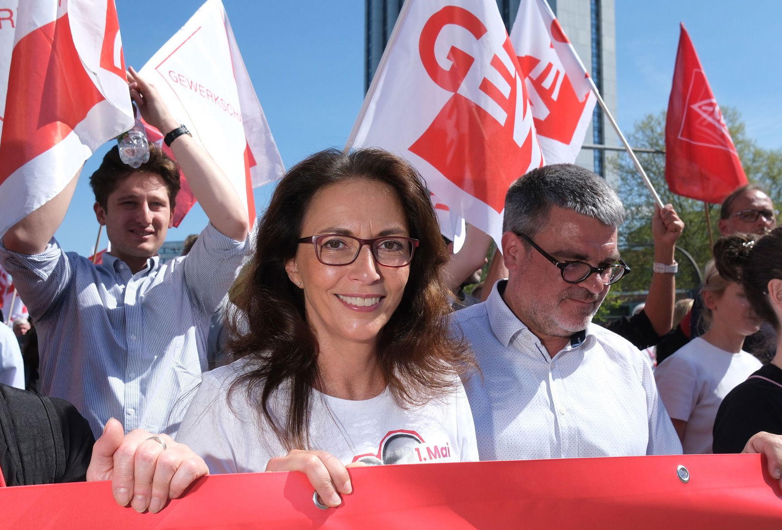 Die DGB-Vorsitzende Fahimi nimmt auch die Unternehmensvorstände in die Pflicht