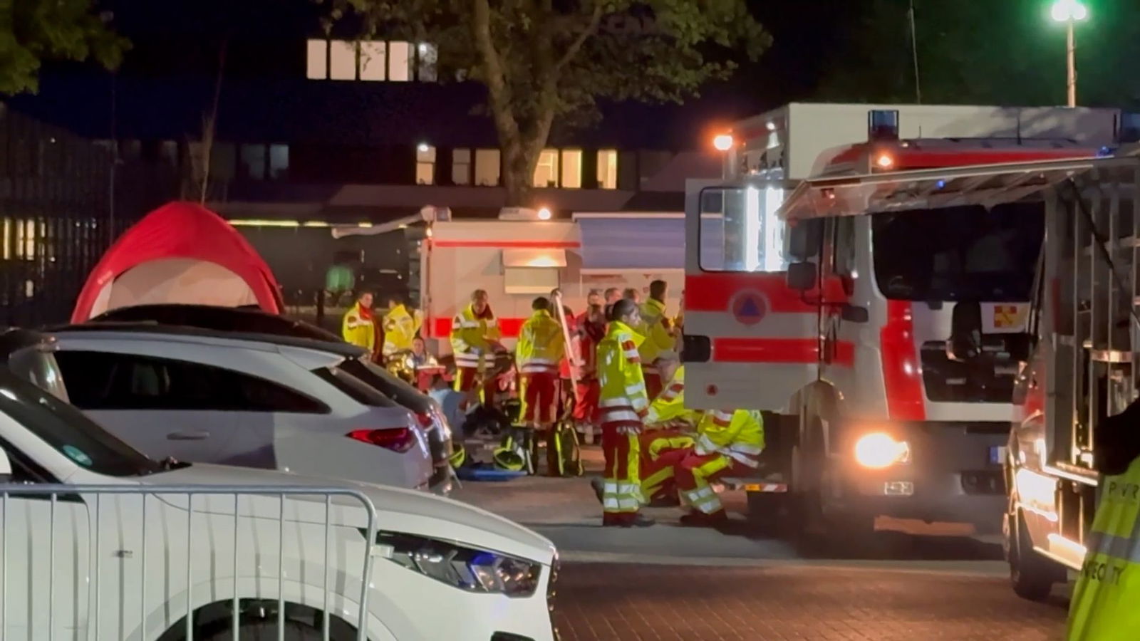 Beim Platzsturm wurden etliche Fußballfans verletzt.