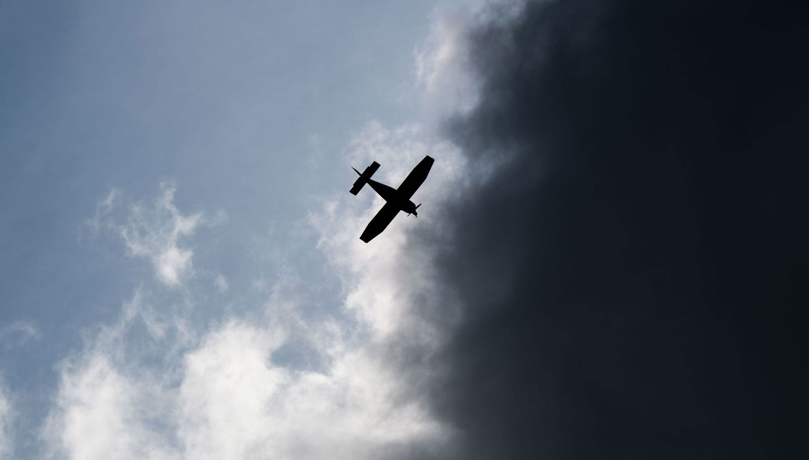 Kurz nach dem Start muss der Pilot zur Notlandung ansetzen. (Symbolbild)