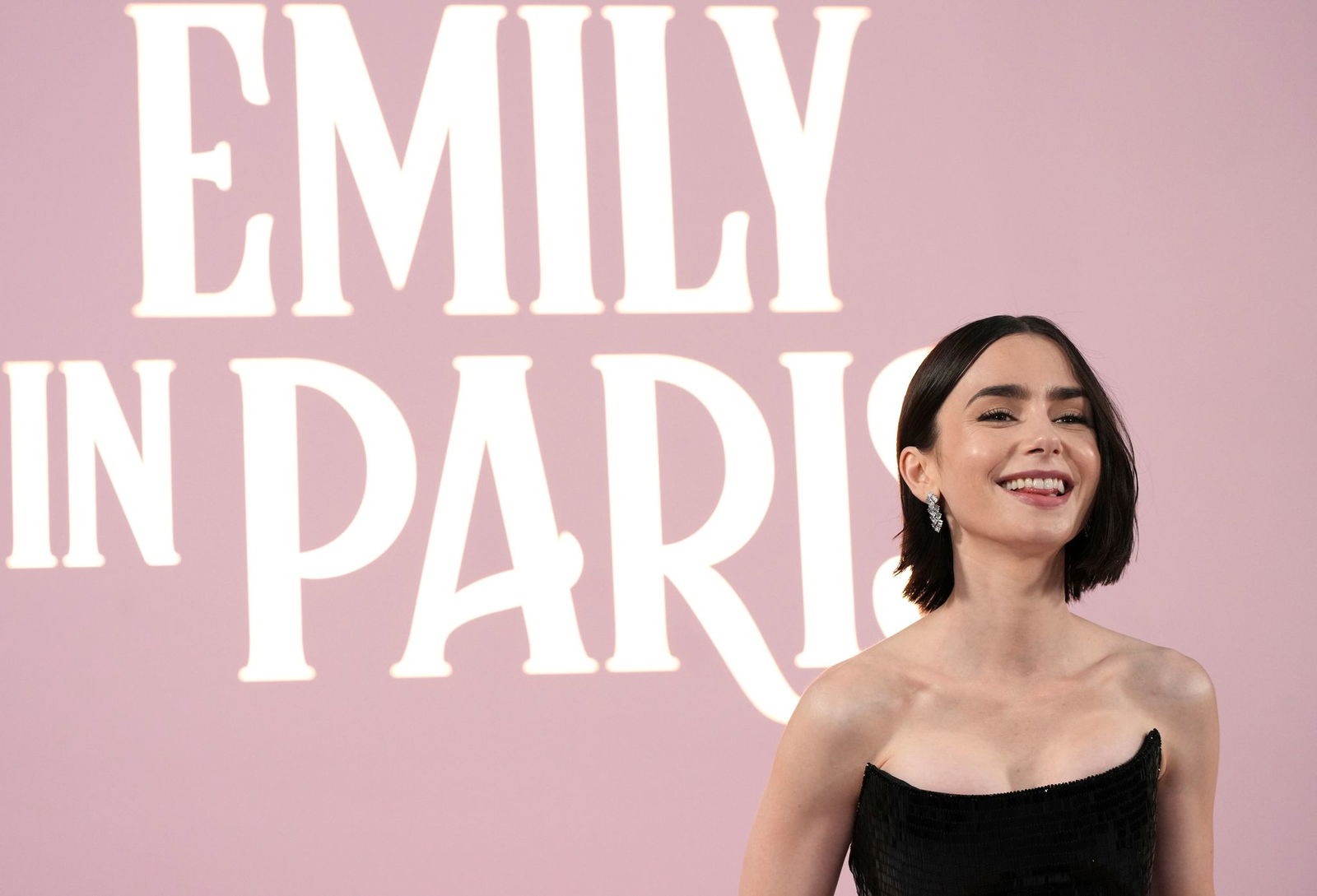 Die britische Schauspielerin Lily Collins spielt in der Serie «Emily in Paris» die Titelrolle. (Archivbild)