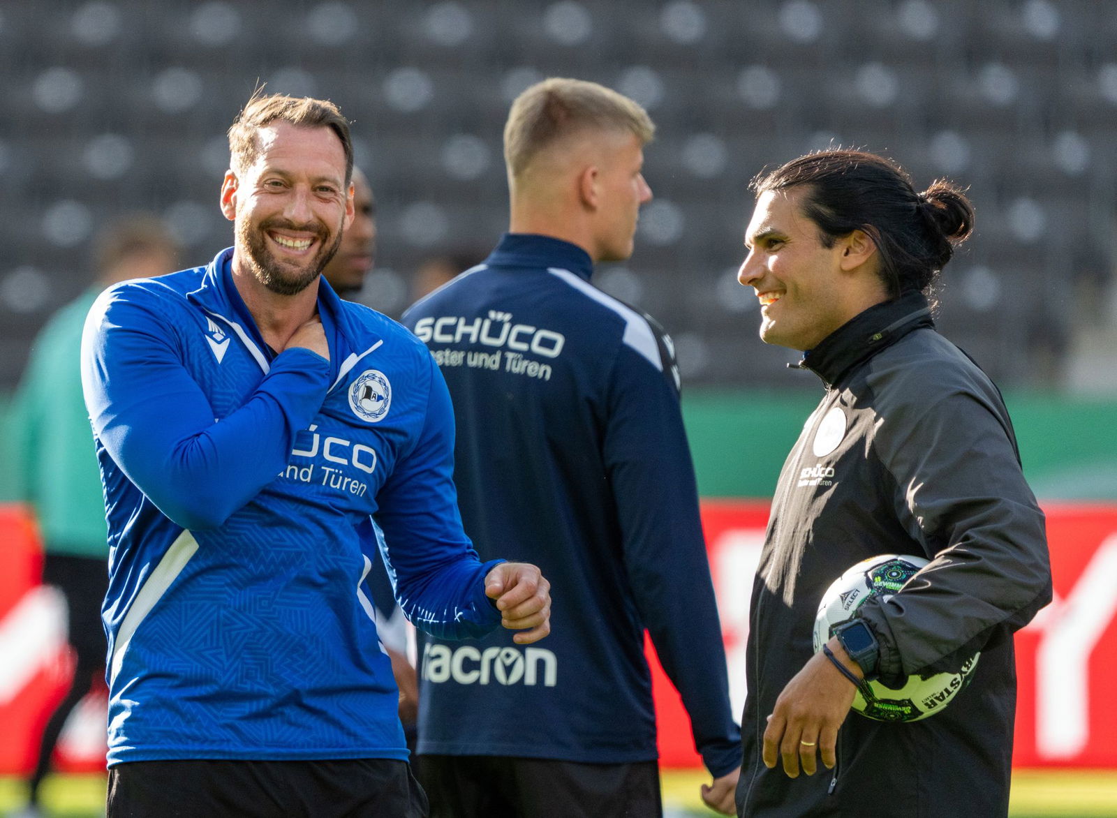 Arminia-Coach Mitch Kniat (l) geht mit bester Laune ins Pokalfinale.