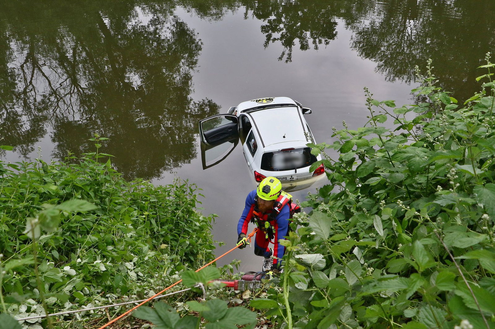 Warum das Auto im Fluss landete, war zunächst unklar.