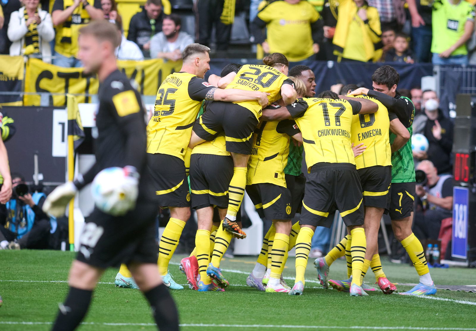 Die BVB-Spieler feiern den Einzug in die Champions League.