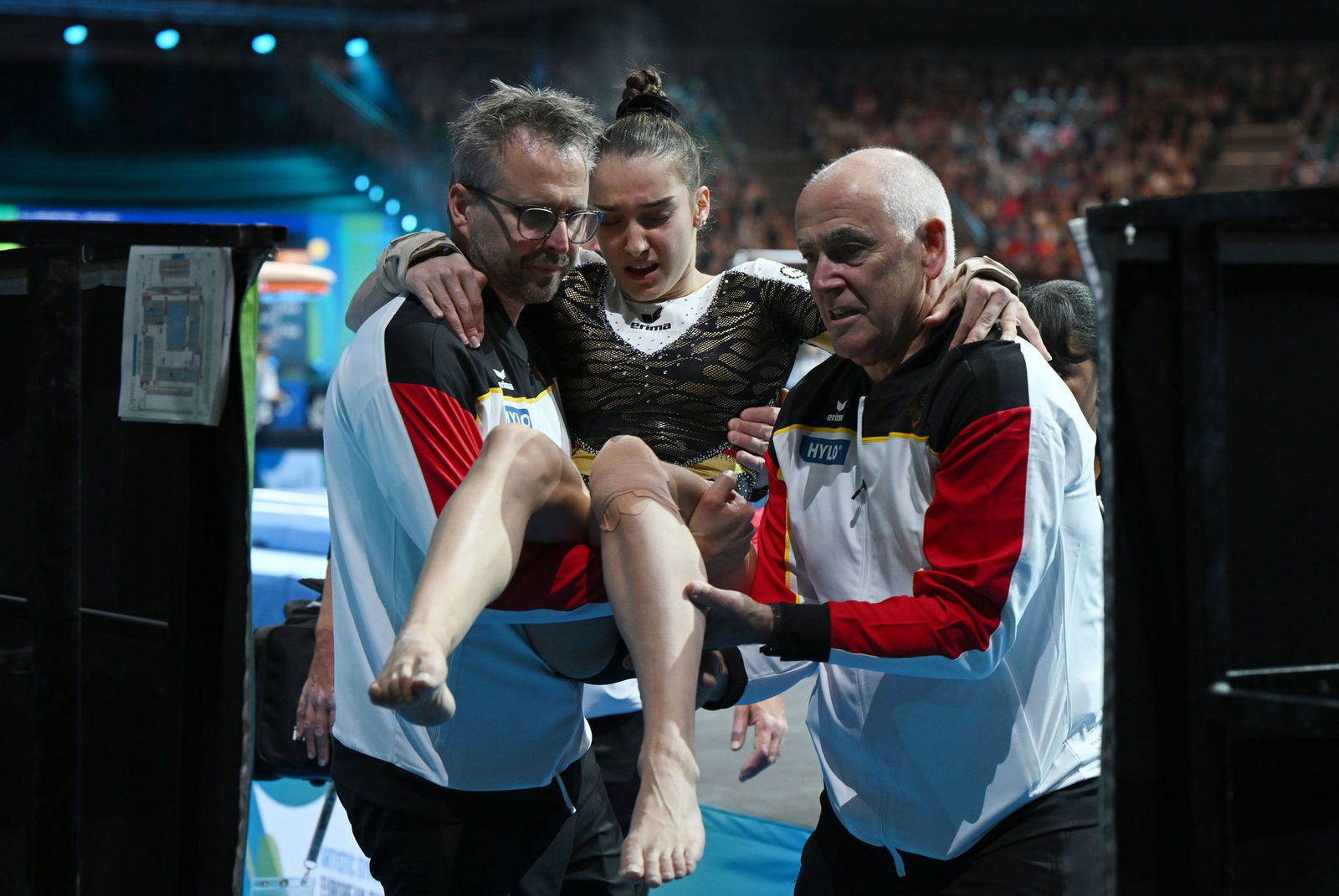 Drama in Leipzig: Helen Kevric stürzt und muss aufgeben.