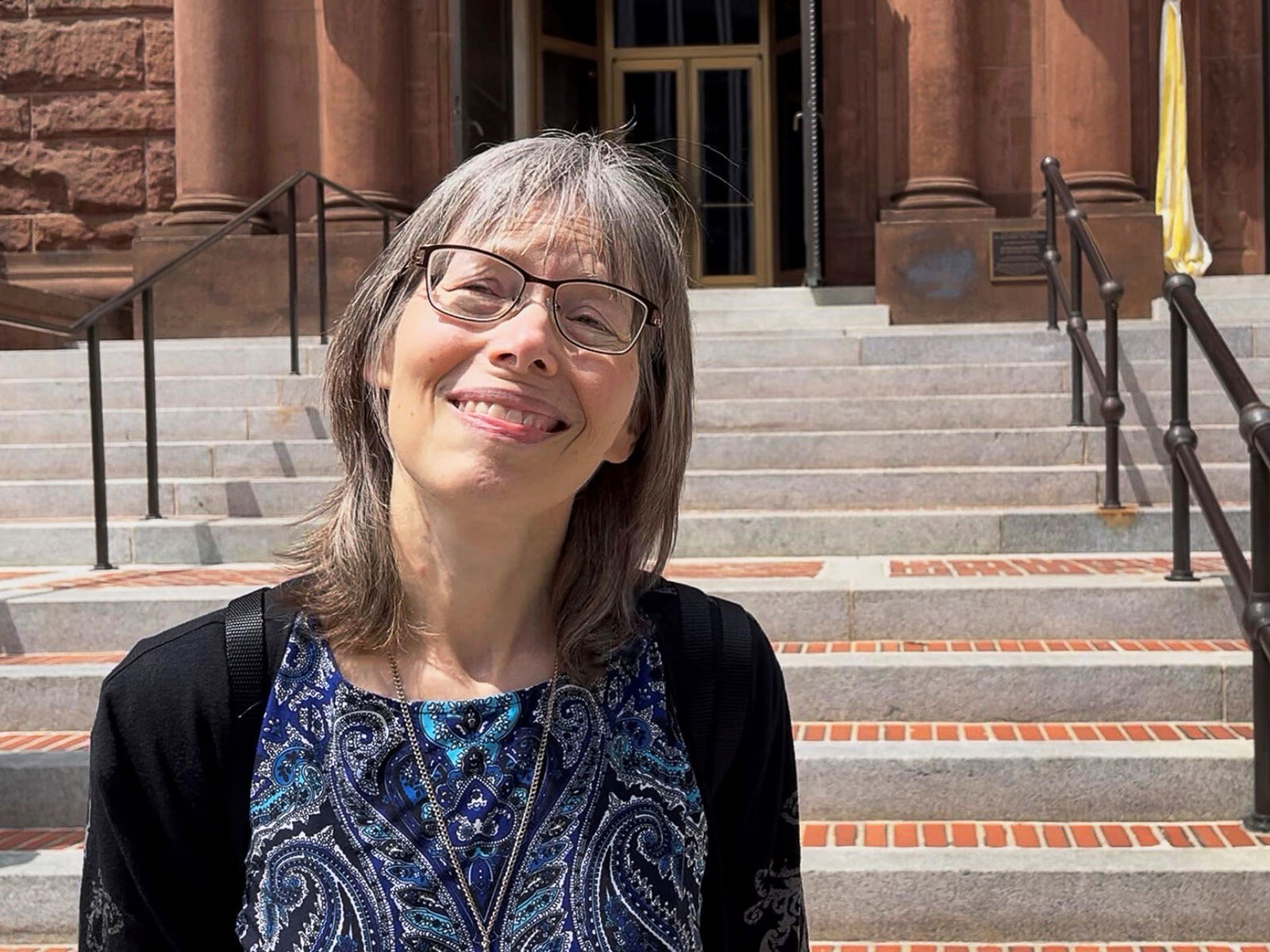 Die Amerikanerin Dawn freut sich darüber, dass der neue Papst aus den USA stammt - und hätte deshalb fast gesungen.