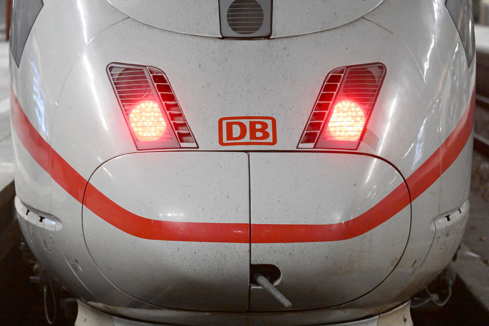 Ein ICE von Wiesbaden nach München soll einen geplanten Zwischenhalt in Günzburg einfach verpasst haben. (Symbolbild)