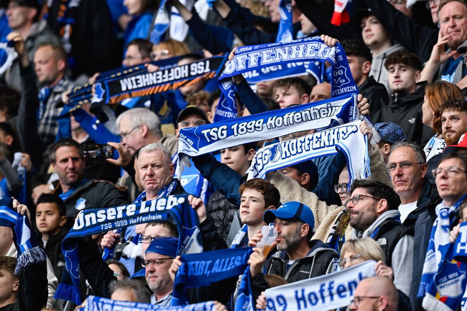 Fans von Hoffenheim zündeten Pyrotechnik.