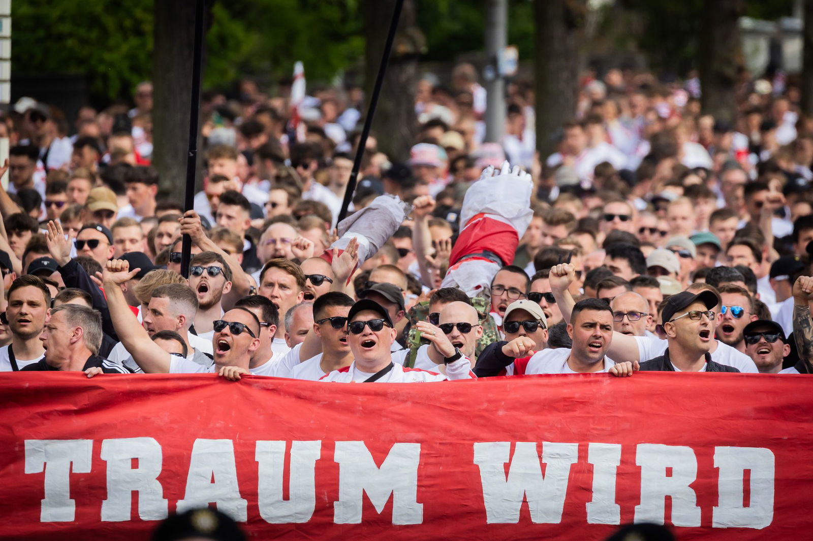 Mit Schlachtrufen näherten sich die Fans dem Stadion.