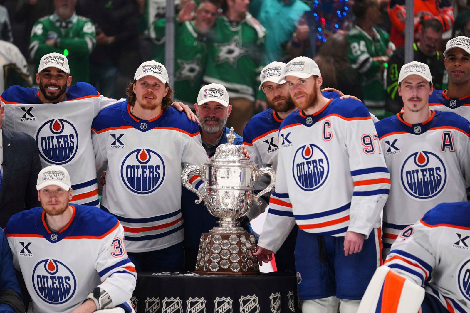 Leon Draisaitl posiert hinter Kapitän Connor McDavid mit dem Pokal für den Sieger der Western Conference.