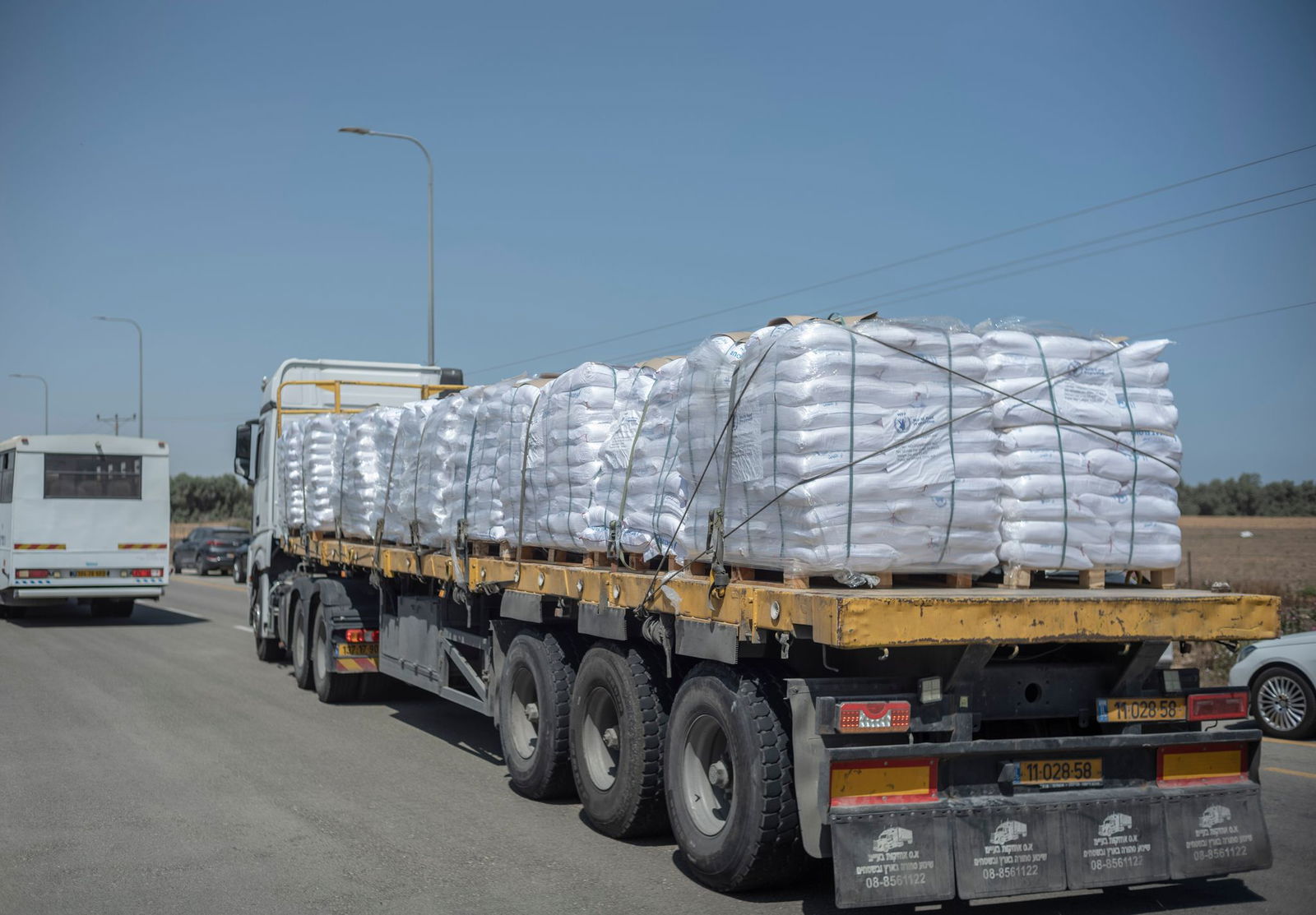Seit ein paar Tage rollen wieder Lastwagen mit humanitärer Hilfe über die Grenze nach Gaza.  