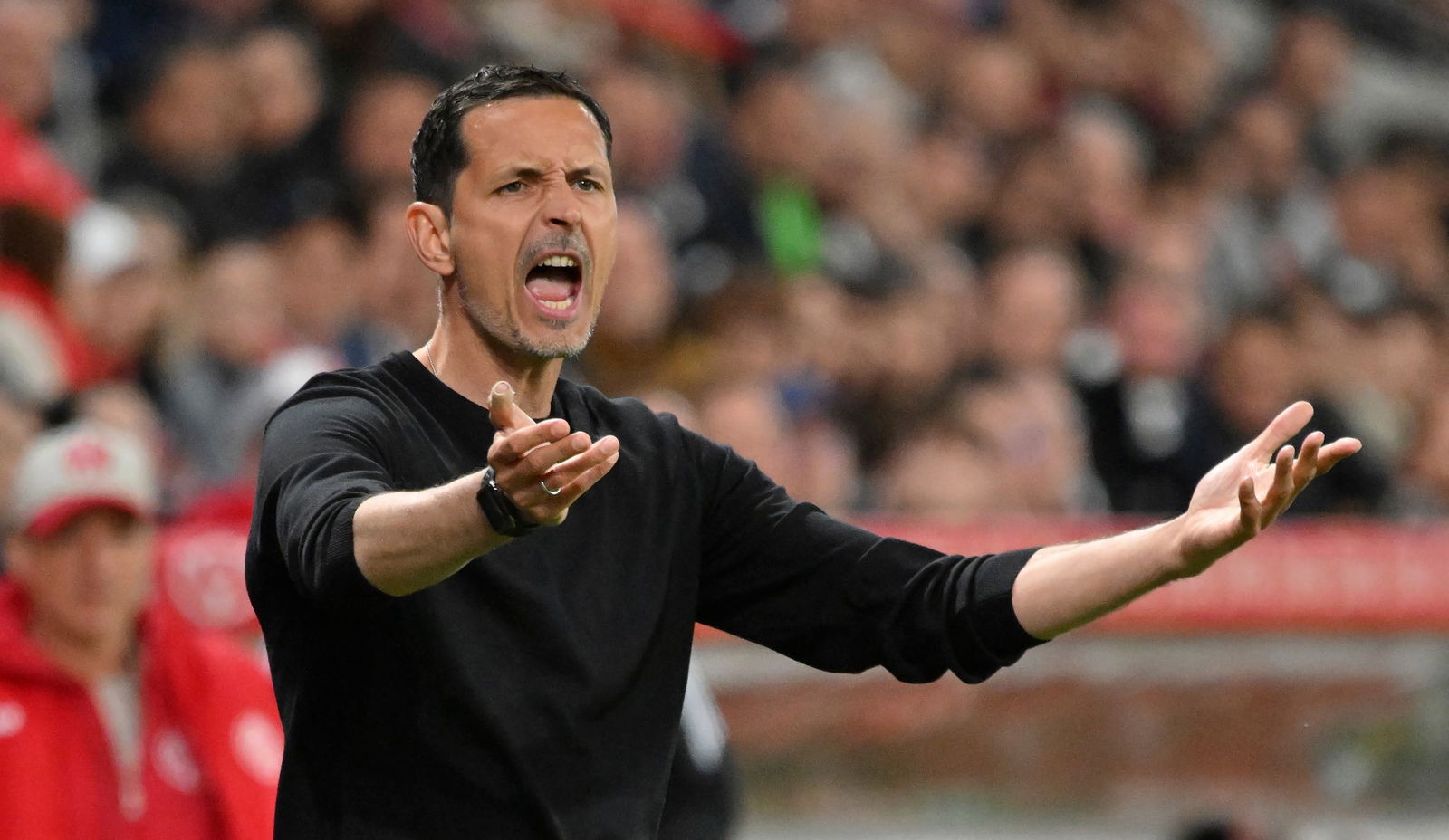 Eintracht Frankfurts Dino Toppmöller wollte das Verhalten der eigenen Fans nicht als Entschuldigung für die dürftige Leistung gegen den FSV Mainz 05 nehmen.