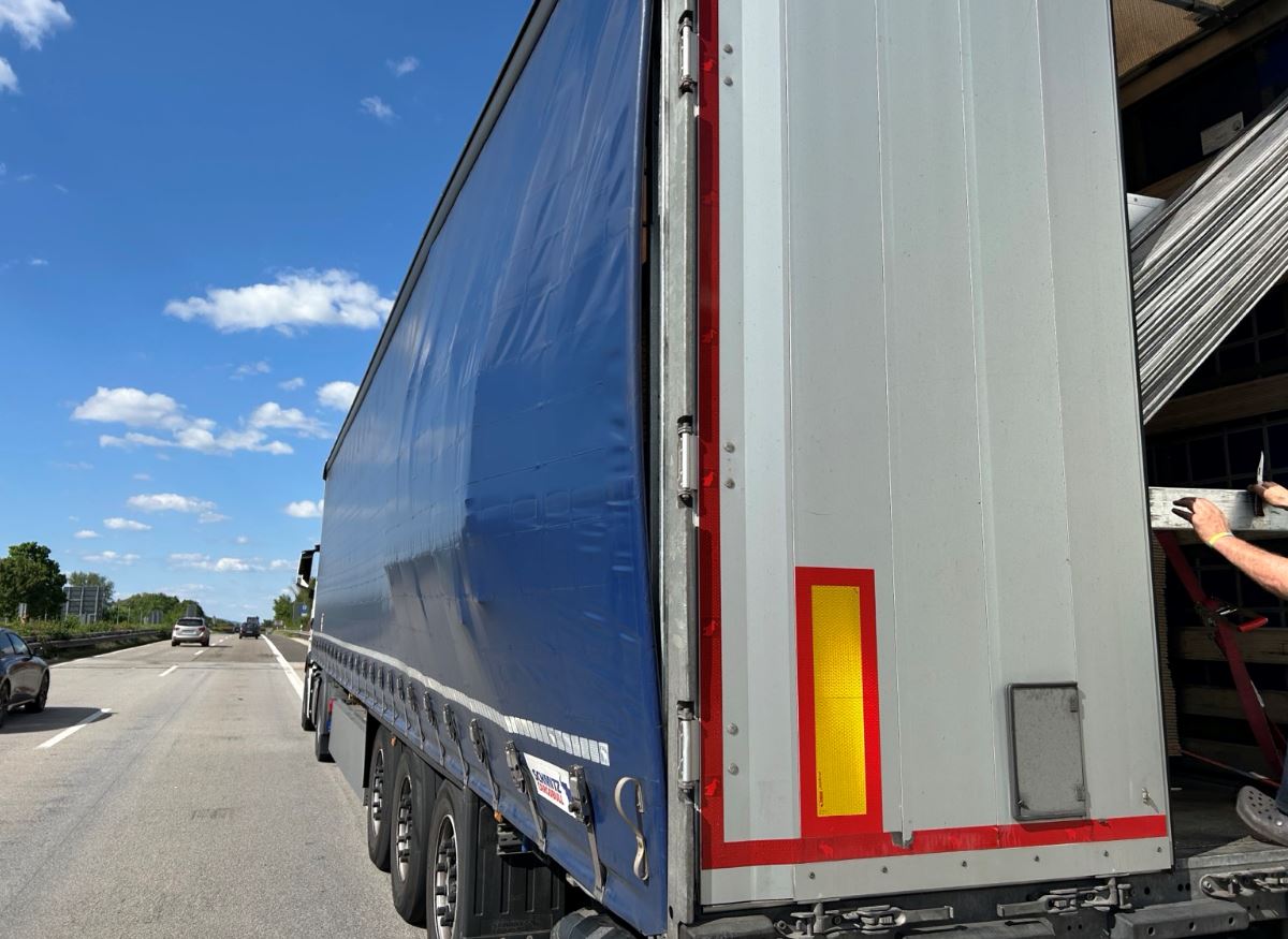 Beschädigte Plane eines Sattelzugs