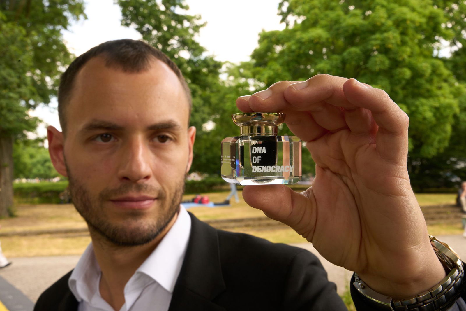 Daniel Koller, Sprecher des Projekts «DNA of Democracy», hält ein Tintenfass, das millionenfach das in DNA-Form gespeicherte Grundgesetz enthält. Eine solche Tinte soll wieder Spitzenpolitikern überreicht werden. (Archivbild)