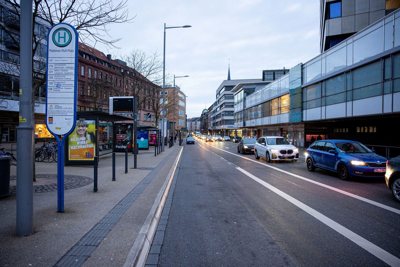 Die Tat passierte an der Bushaltestelle im Bereich Dudoplatz. (Symbolbild)