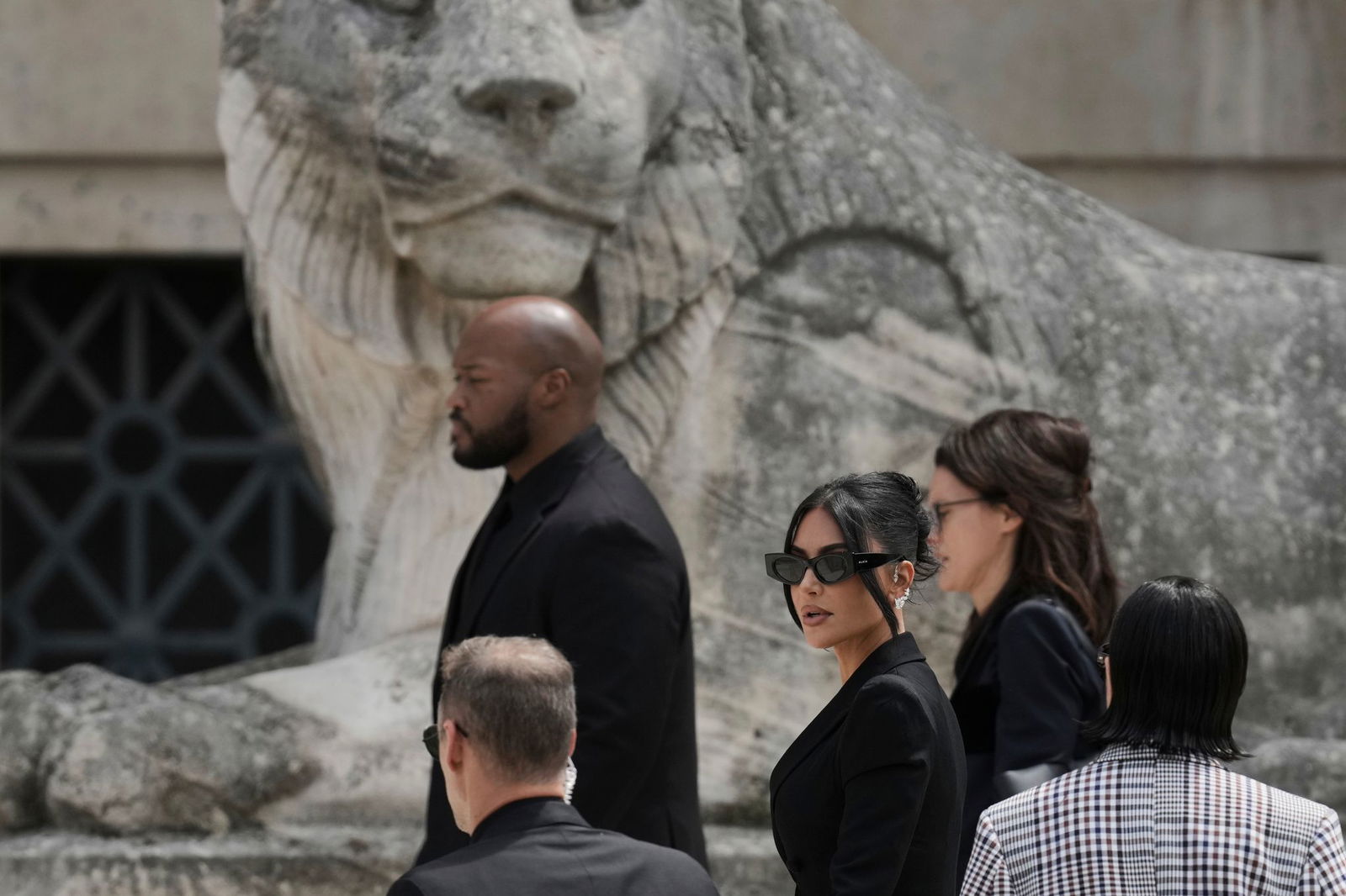 Kim Kardashian berichtete vor Gericht von ihrer Panik und Todesangst während des Raubüberfalls auf sie.