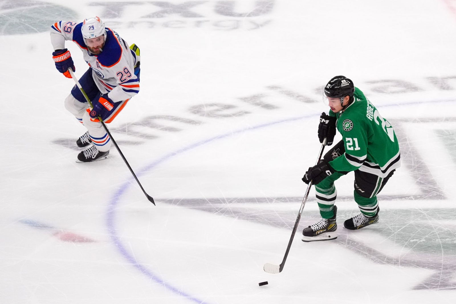Leon Draisaitl (links) legte beim Sieg gegen die Dallas Stars seinen 13. Assist für die Edmonton Oilers in den laufenden Playoffs auf.