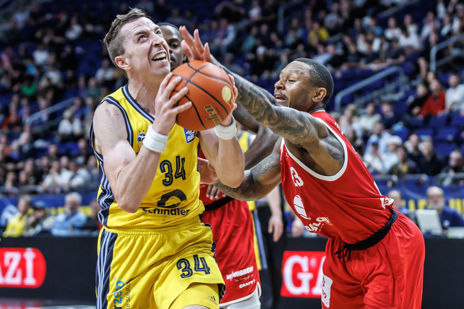 Albas Justin Bean hat den Korb des MBC im Visier.