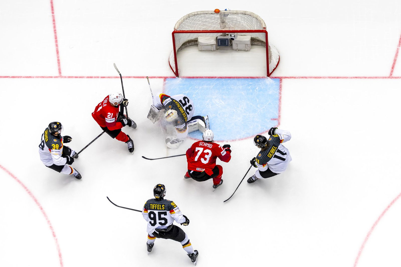 Die deutschen Eishockey-Nationalspieler sahen beim 1:5 gegen die Schweiz vor allem im zweiten Drittel meist nur zu.