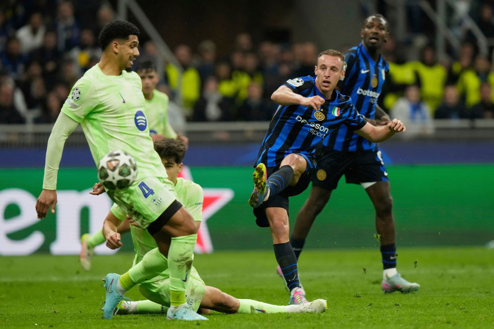 Die Entscheidung: Inters Davide Frattesi (r.) trifft in der Verlängerung.