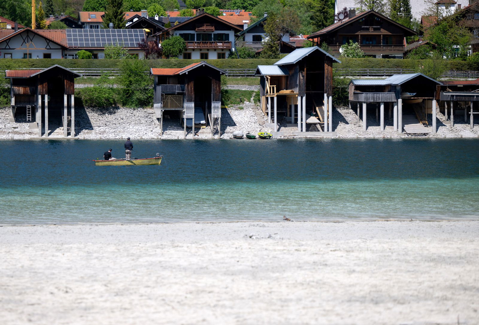 Die 30-Grad-Marke wurde an zwei Messstationen in Baden-Württemberg erstmals in diesem Jahr in Deutschland geknackt - auch am Walchensee war das Wetter sommerlich warm. 