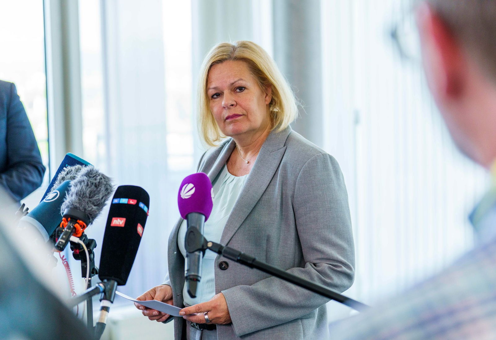 Die geschäftsführende Bundesinnenministerin, Nancy Faeser (SPD), sagt, das Gutachten des Bundesamtes für Verfassungsschutz habe das Ministerium erst am vergangenen Montag erreicht. 