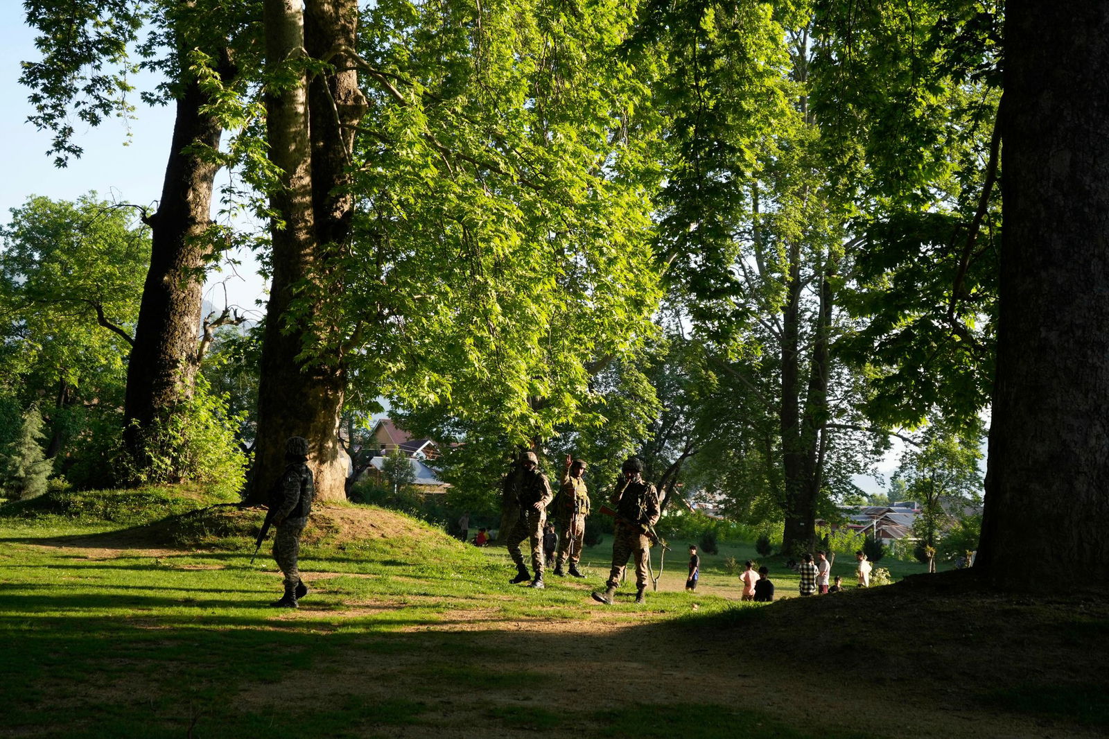Indische paramilitärische Soldaten bewachen einen Garten am Stadtrand von Srinagar im indisch kontrollierten Kaschmir. (Foto Archiv)