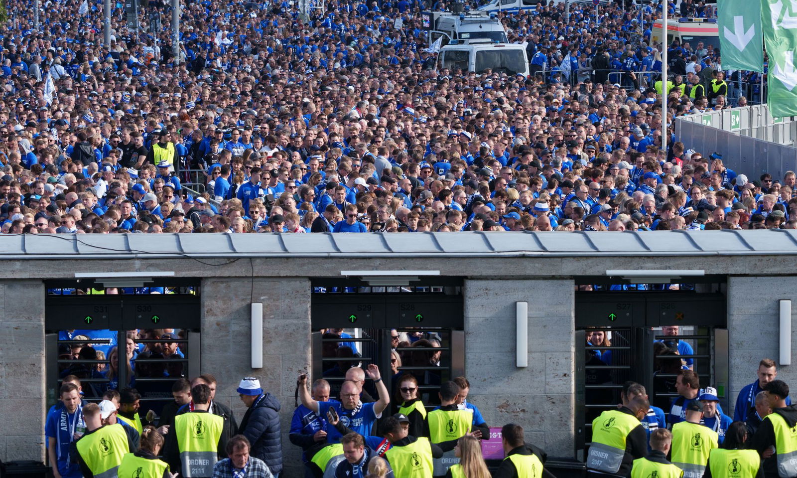 Die Probleme beim Einlass der Bielefeld-Fans werden aufgearbeitet, kündigte der Berliner Senat an. 
