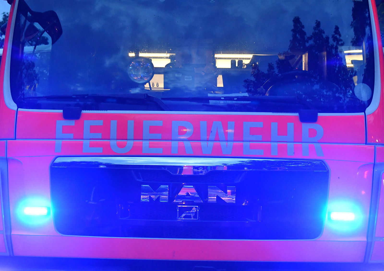 Bei einem Brand in einem Mehrparteihaus in Püttlingen gibt es mehrere Verletzte. (Illustration)