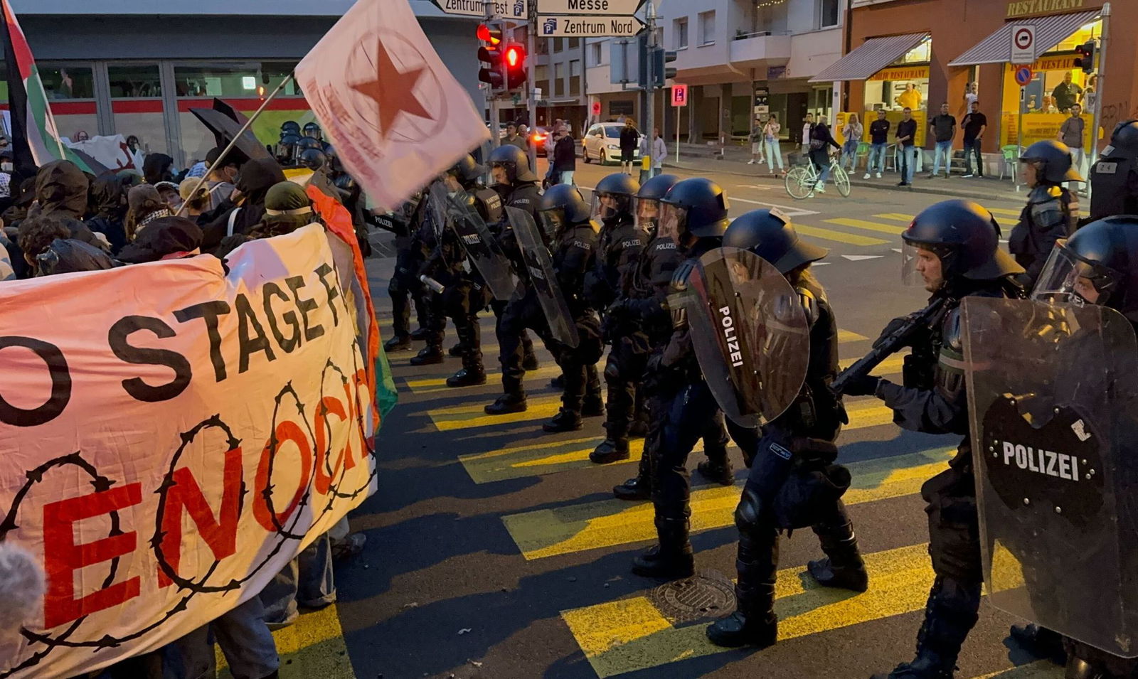Während des Auftritts von Israel liefen auf der Straße weiter Demonstrationen.