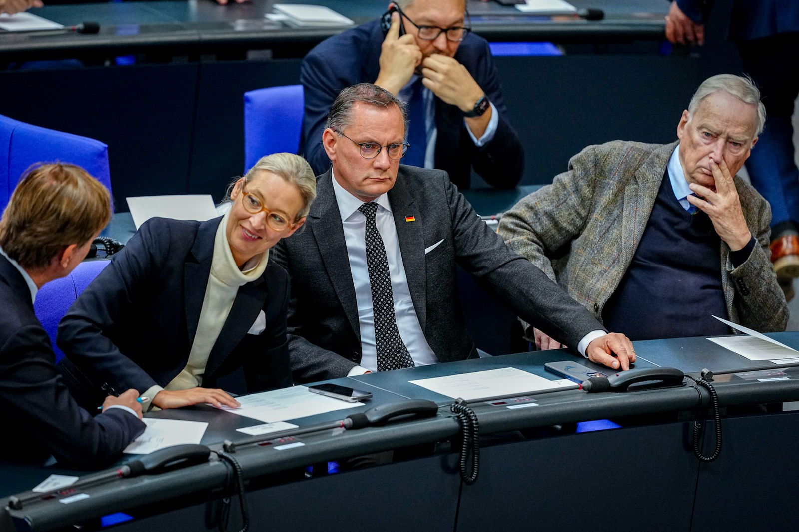 Die AfD-Chefs Alice Weidel und Tino Chrupalla nehmen zum 80. Jahrestag des Kriegsendes an einer Gedenkstunde im Bundestag teil. Am selben Tag kommt die Nachricht , dass der Verfassungsschutz vorläufig seine Einstufung der AfD als «gesichert rechtsextremi…