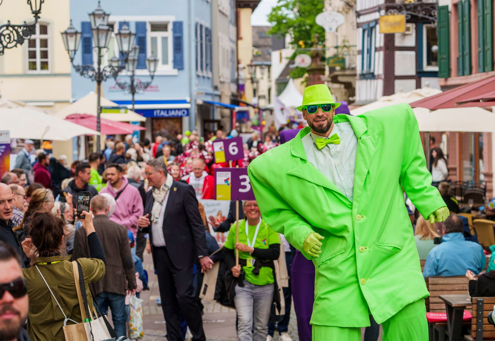 An den drei Veranstaltungstagen zogen bunte Paraden durch Neustadt an der Weinstraße.