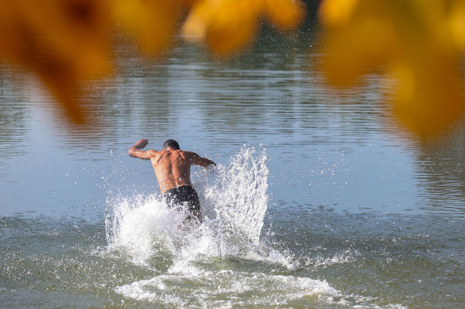 Nichts wie rein ins kühle Nass: Laut Gesundheitsministerium sind fast alle Seen im Land sauber genug, um bedenkenlos schwimmen und plantschen zu gehen. (Symbolbild)