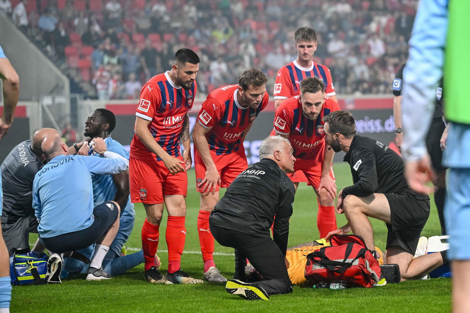 Keine Sorgen mehr: Heidenheims Torwart Kevin Müller (am Boden liegend) geht es wieder deutlich besser. 