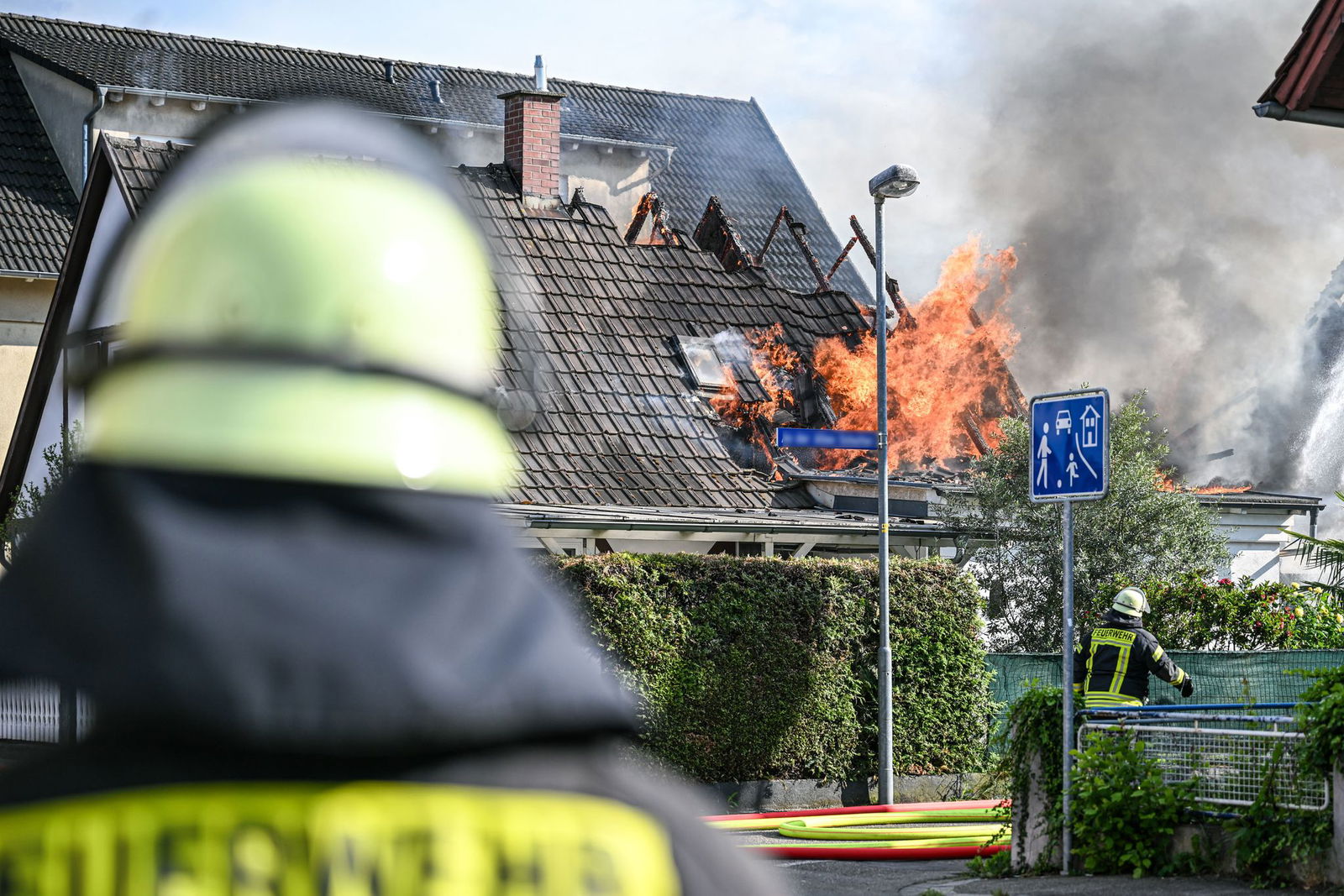 Das Haus ist nach dem Feuer unbewohnbar.